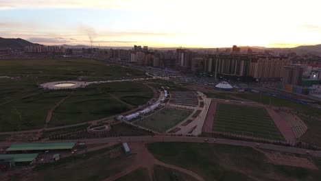 Luftdrohnenaufnahme-Während-Des-Sonnenuntergangs-Des-Nationalparks-Mongolei-Ulanbator